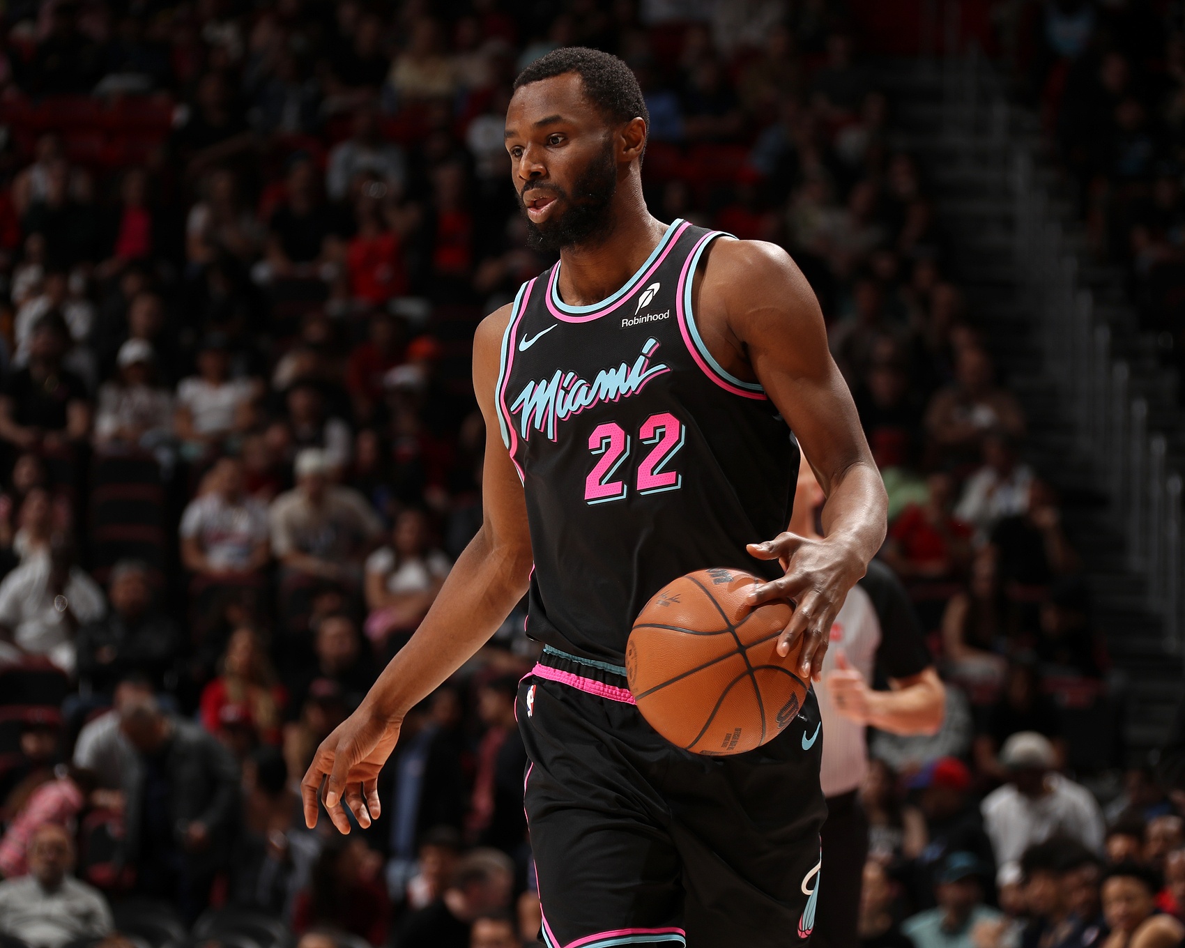 爱游戏APP-填满数据栏！维金斯半场7投4中&amp;三分4中3 得到11分2板1助2断1帽