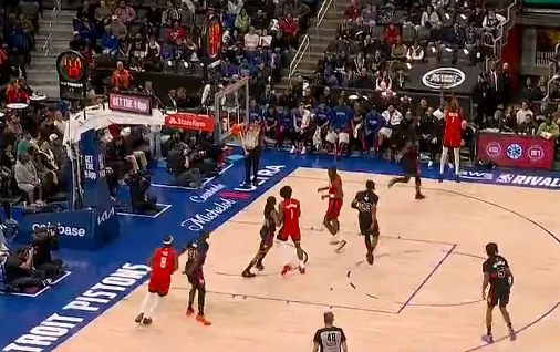 爱游戏官网-杜兰特接球三分再中,火箭领先活塞到11分分差