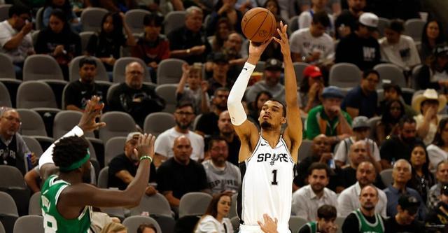 AIYOUXI-福克斯:绿军居然沉退防文班 突破回传就是空位