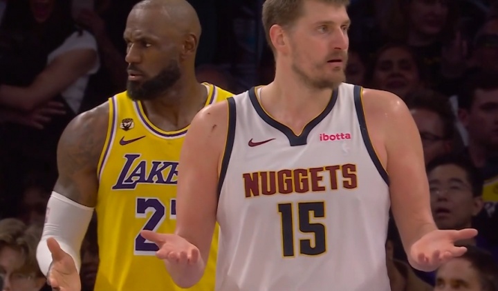 一时瑜亮!约基奇与詹姆斯两人同时摊手 表达对判罚的不满!